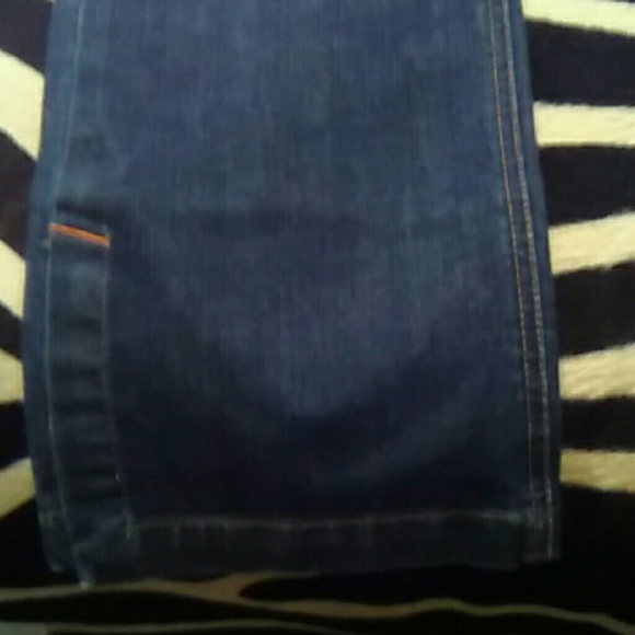 GAP Dark Wash Wide Capri. - Picture 5 of 8